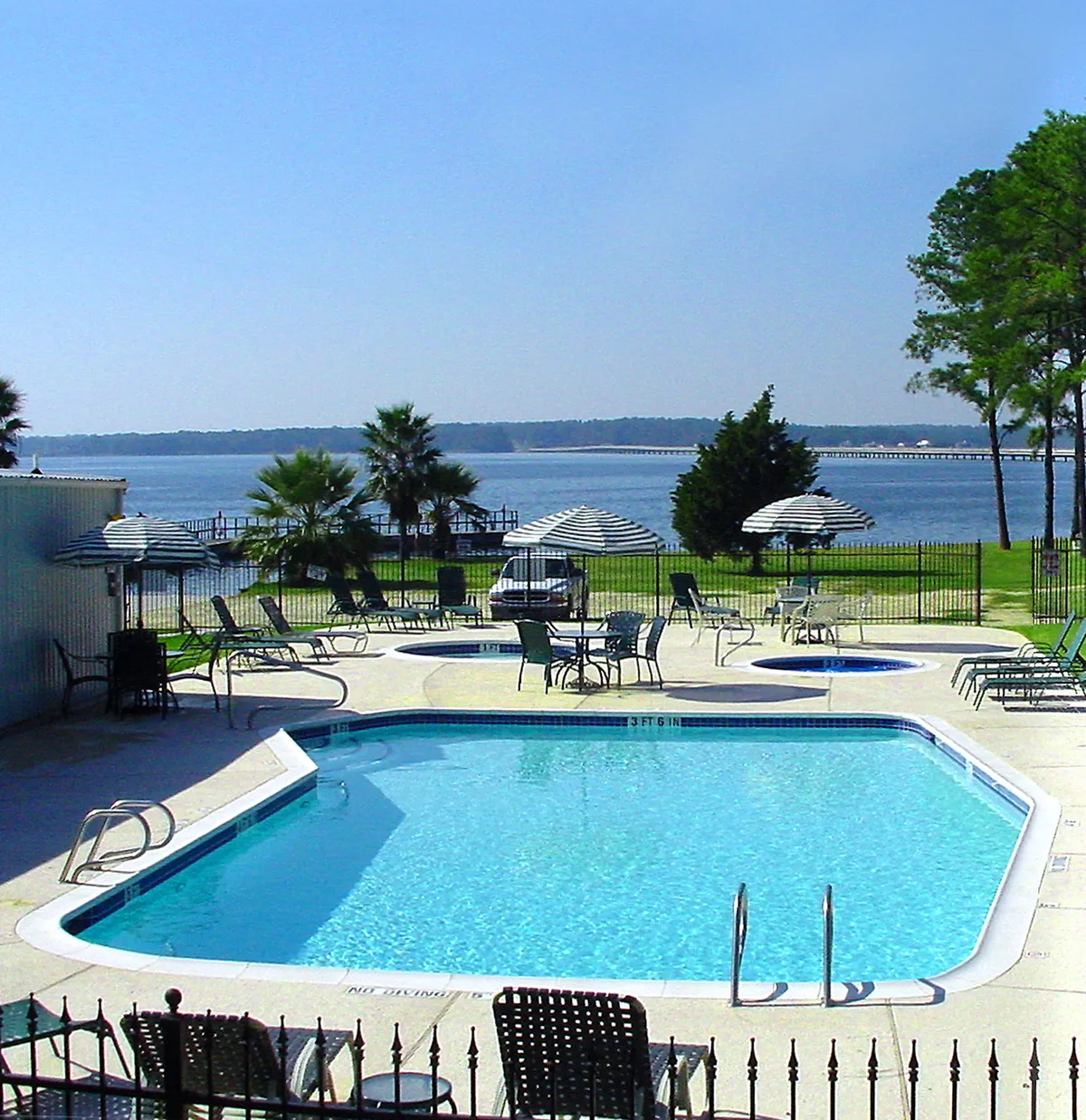 Pool, Wading Pool & Spa at Sunset Shores RV Park