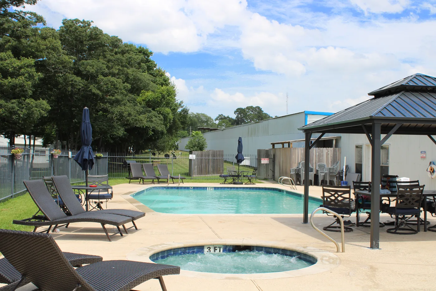 Pool, Spa, Pavilion & Clubhouse at Sunset Shores RV Park