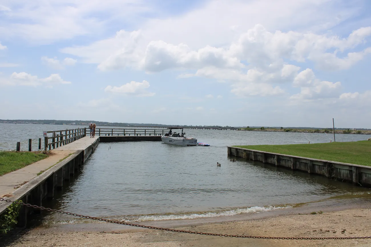 A boat at the launch pier on Lake Conroe